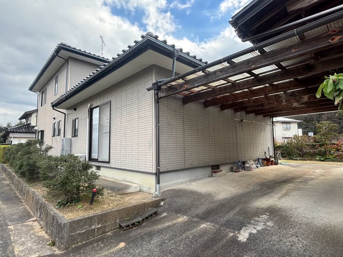 島根県松江市 外壁塗装(クリーンマイルドシリコン)の施工前・カーポート側